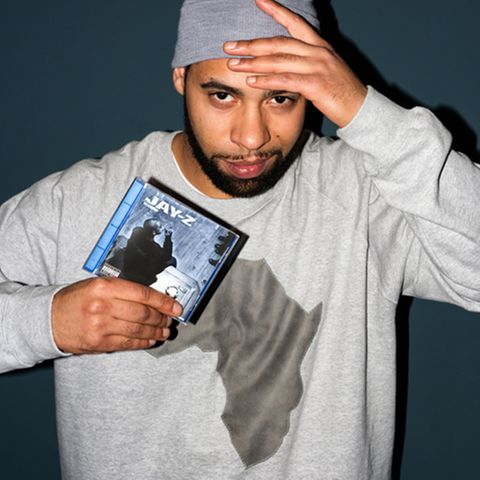 Megaloh hält das Album »The Blueprint« von Jay-Z in der Hand