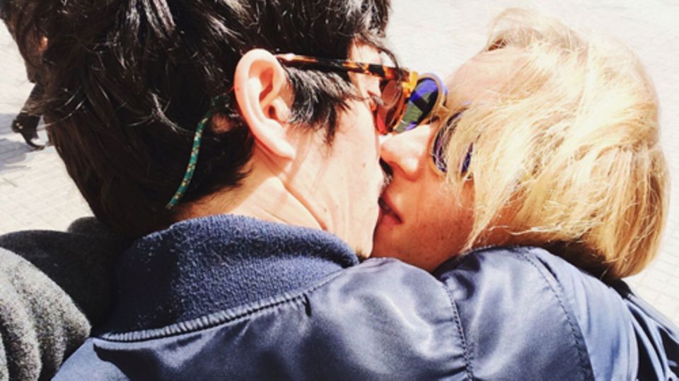 Mach dich abhängig: Ein junges Paar küsst sich eng umschlugen