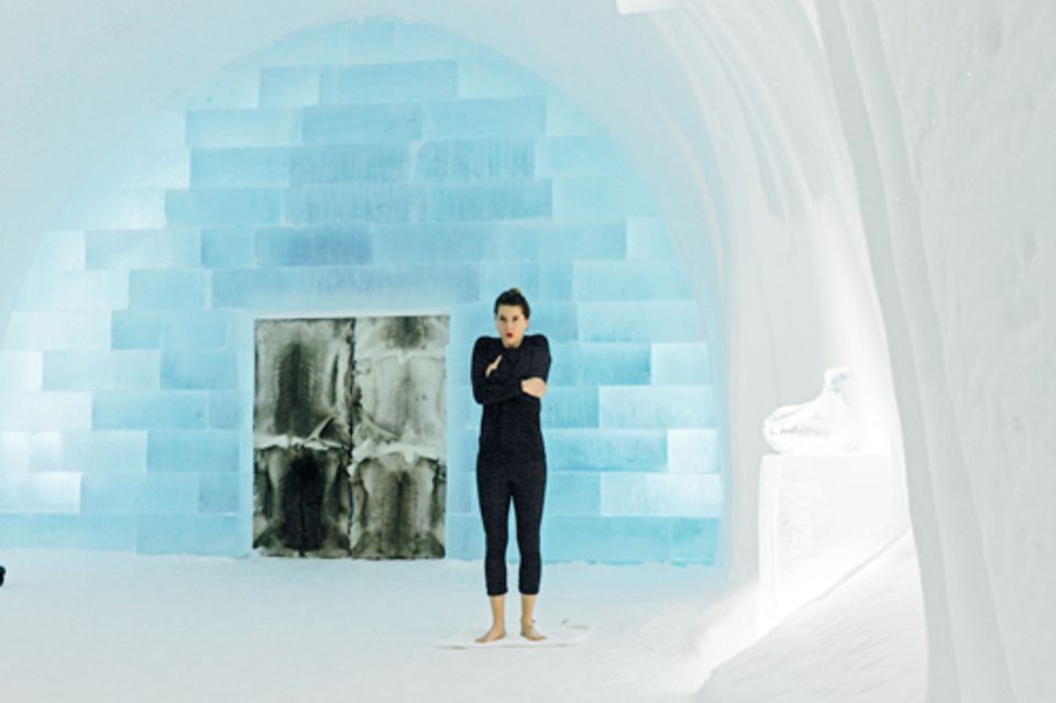 Zuhause: »Ihr werdet nicht frieren, diese ­Schlafsäcke sind für ­Temperaturen bis ­minus dreißig Grad gemacht«, sagten die Menschen vom Icehotel. Unsere ­Autorin ergänzte mit Thermowäsche und Rentierfellen – und konnte trotzdem vor Kälte kaum schlafen.