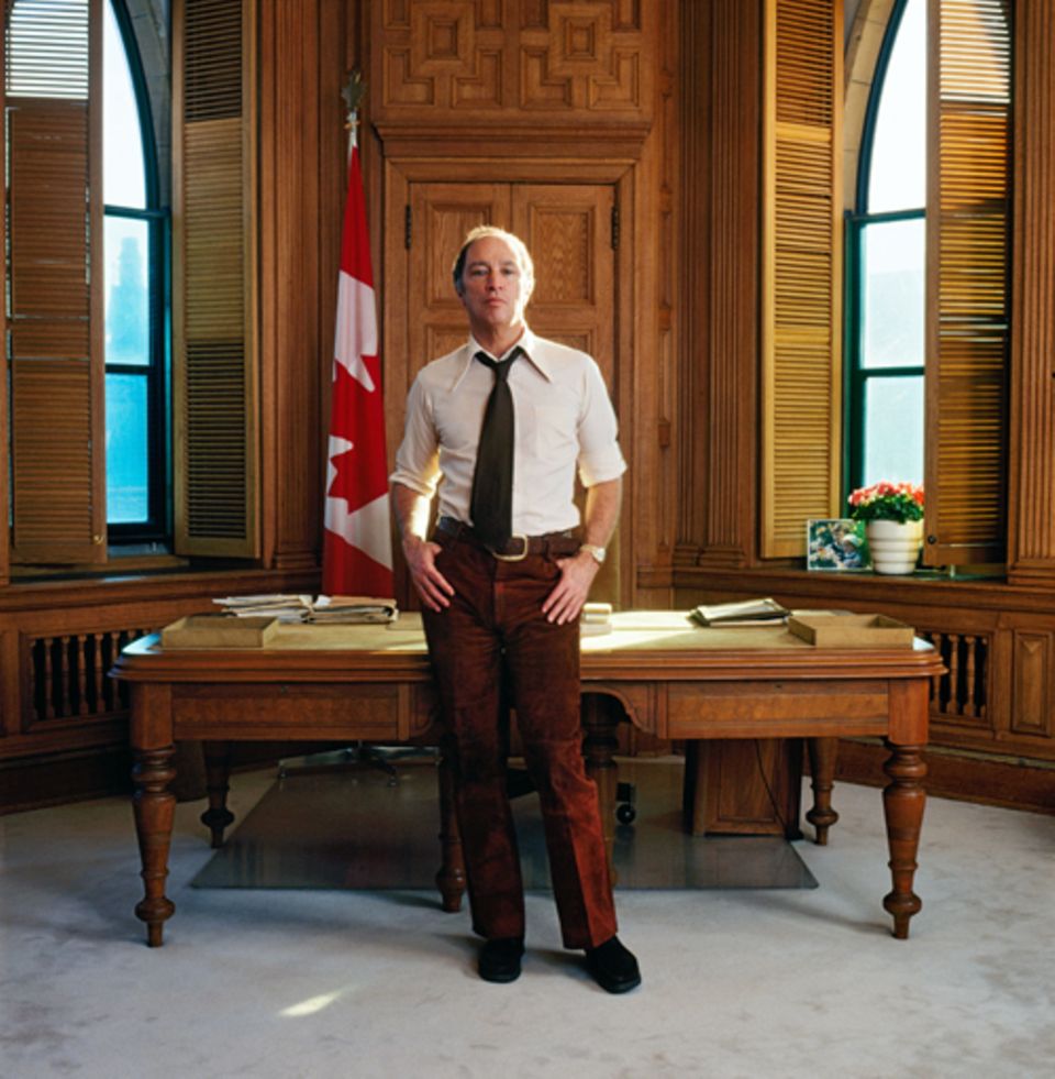 Politik: ZURÜCK IN DIE ZUKUNFT: Justin Trudeau sitzt an demselben Schreibtisch, von dem aus sein Vater Pierre Kanada lange Zeit regiert hatte.