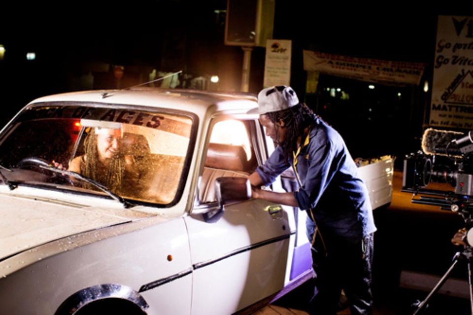 Freizeit: Die 22-Jährige aus Baden-Baden in der Welt des Afropop: Am Set in Jinja, im Süden von Uganda, spricht Deena mit ihrem Regisseur. sie drehen gerade das neue Video zu dem Song »Kankuleke« es geht darin um viel Herzschmerz. Freizeit: Die 22-Jährige aus Baden-Baden in der Welt des Afropop: Am Set in Jinja, im Süden von Uganda, spricht Deena mit ihrem Regisseur. sie drehen gerade das neue Video zu dem Song »Kankuleke« es geht darin um viel Herzschmerz.