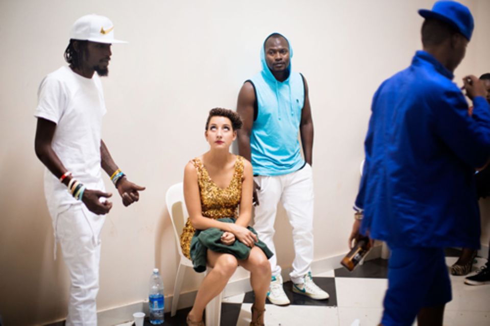 Freizeit: Deena wartet backstage auf ihren Auftritt in der Freedom City Mall. Links neben ihr steht Radio, einer der beiden Künstler des Afropopstarduos Radio & Weasel aus Uganda. Freizeit: Deena wartet backstage auf ihren Auftritt in der Freedom City Mall. Links neben ihr steht Radio, einer der beiden Künstler des Afropopstarduos Radio & Weasel aus Uganda.