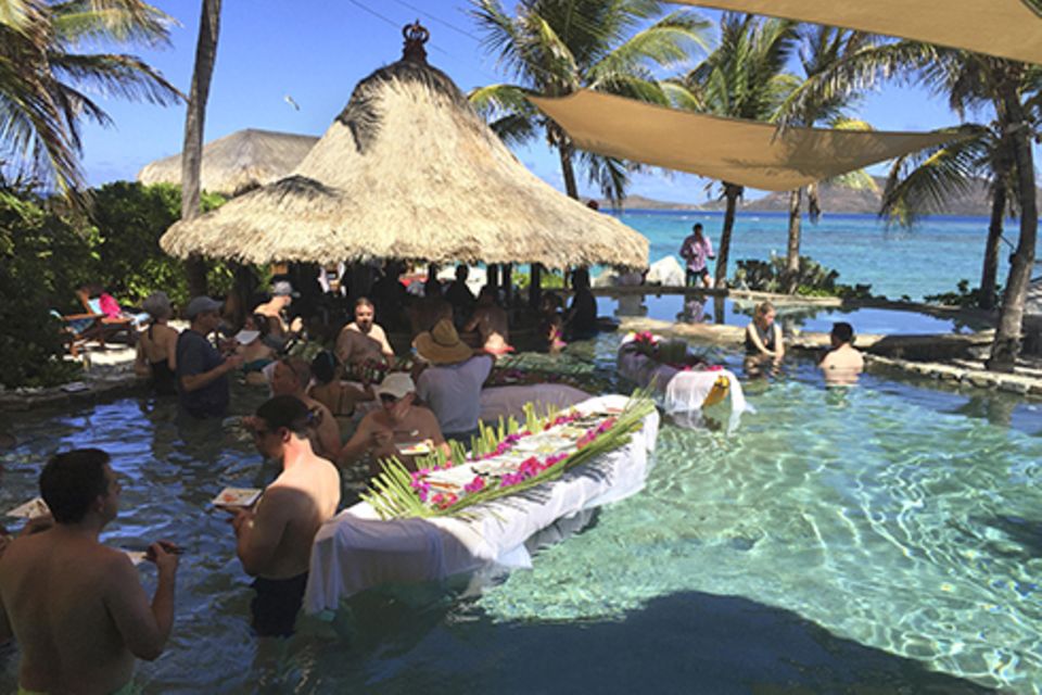 Politik: Mittagspause in der Karibik: Die Teilnehmer genießen Sake-Drinks und Sushi im Pool mit Meerblick.