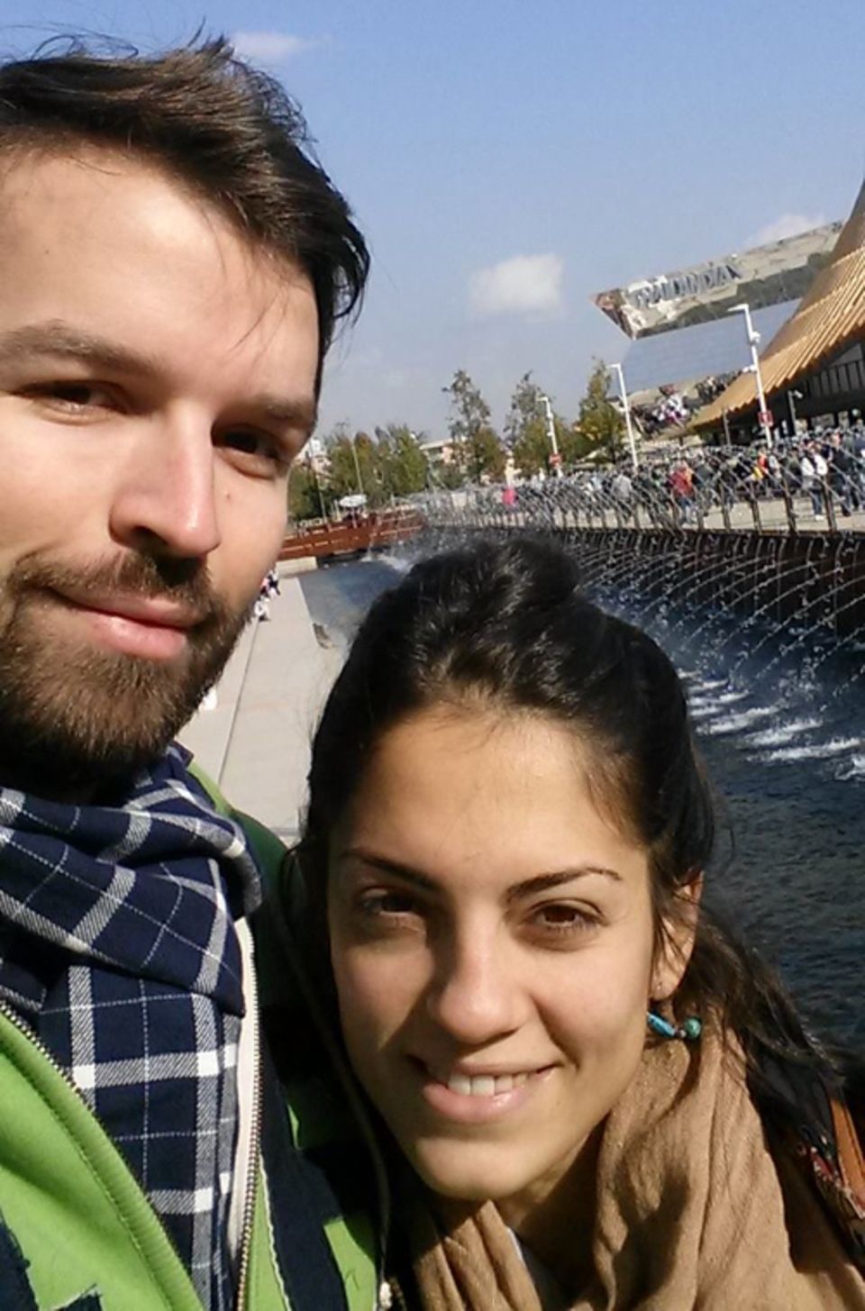 Politik: Irini und ihr Freund auf einem Foto »aus besseren Tagen«, wie sie sagt. Politik: Irini und ihr Freund auf einem Foto »aus besseren Tagen«, wie sie sagt.