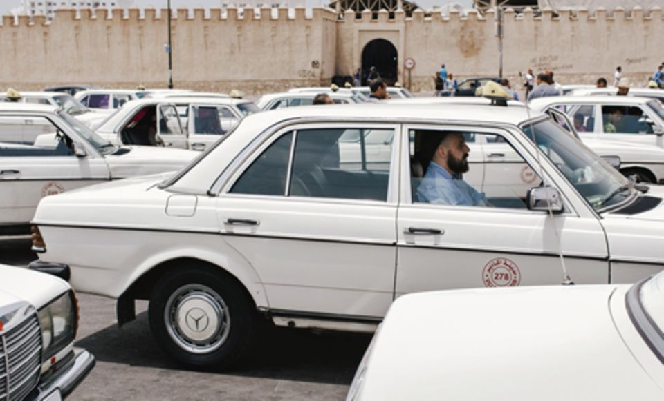 Freizeit: Mit dem Taxi fährt der Sammler von Agadir nach Inezgane, um dort zwei alte Plattenhändler aufzusuchen. Freizeit: Mit dem Taxi fährt der Sammler von Agadir nach Inezgane, um dort zwei alte Plattenhändler aufzusuchen.