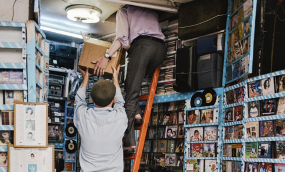 Freizeit: Viele Musikhändler lagern die alten Platten in staubigen Abstellkammern, weil kaum noch jemand nach Vinyl fragt. Freizeit: Viele Musikhändler lagern die alten Platten in staubigen Abstellkammern, weil kaum noch jemand nach Vinyl fragt.
