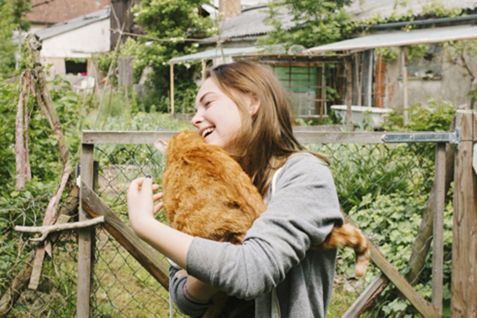 Liebe: NUR WIR ZWEI: Zoe und ihre Katze leben in einem bayerischen Hippie-Camp.