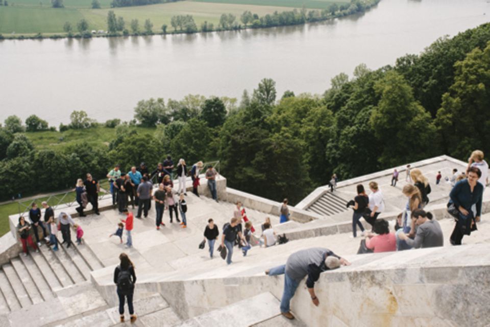 Liebe: GESCHICHTE SPÜREN: Der Ausblick von der Walhalla, einem Denkmal für berühmte Deutsche über der Donau. Ein älterer Herr fühlt sich dem Tempelbau offenbar enger verbunden als andere Besucher.