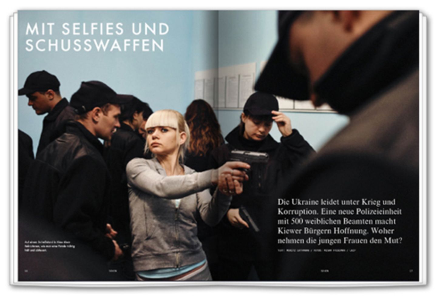 Mit Selfies und Schusswaffen: Polizistinnen sollen die Ukraine retten.