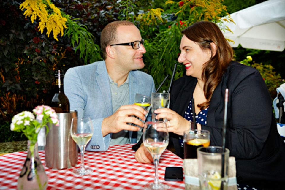 Eine Flasche Wein und drei Gin Tonic: Nora Reinhardt , 32, war nach drei Gin Tonic und einer Flasche Wein mit Jens Spahn noch beim »Sie«, auch wenn das anders aussieht. Herrn Spahn, 33, schien das nicht zu stören.