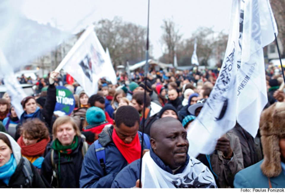 Politik: Max war einer von 400 Menschen, die im Dezember 2013 in dem Flüchtlingscamp in Berlin-Kreuzberg für eine andere Asylpolitik demonstrieren – auf dem Oranienplatz traf er auch Napuli.
