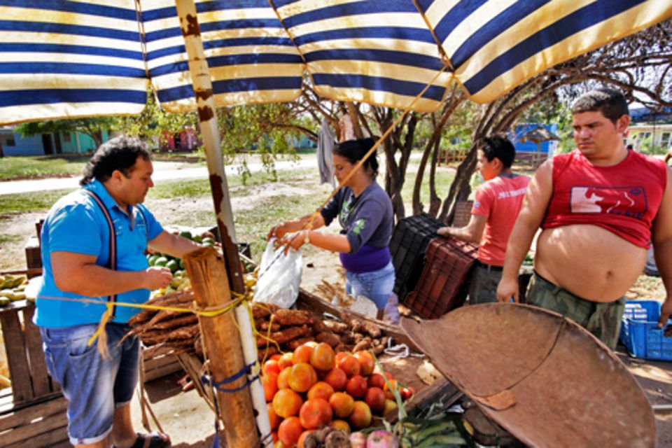 Zuhause: Modenschau auf dem Bauernmarkt: Kubanische Männer zeigen gerne ihre Bäuche, auch wenn sie keinen Sixpack haben.