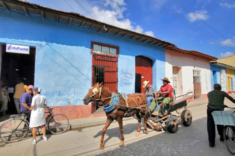 Zuhause: Verkehrsberuhigte Zone: Weil sich nur wenige Kubaner Autos leisten können, sieht man viele Pferdekutschen.