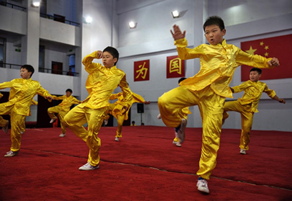 Zuhause: Kung-Fu, sagt Jia Shen, ist Präzision, Kraft, Konzentration. Unsere Autorin scheitert, die Jungs nicht.
