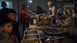 12 Uhr mittags in China: Zeit, um möglichst viel in einer der vier Kantinen zu essen.