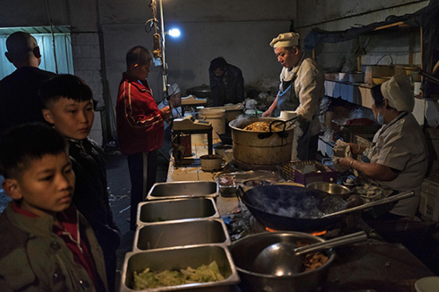 12 Uhr mittags in China: Zeit, um möglichst viel in einer der vier Kantinen zu essen.