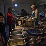 12 Uhr mittags in China: Zeit, um möglichst viel in einer der vier Kantinen zu essen.