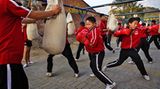 Bevor die Schüler kickboxen lernen, müssen sie alle Kung-Fu-Techniken perfekt beherrschen. Jede Klasse hat zwischen 30 und 45 Schüler.