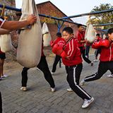 Bevor die Schüler kickboxen lernen, müssen sie alle Kung-Fu-Techniken perfekt beherrschen. Jede Klasse hat zwischen 30 und 45 Schüler.