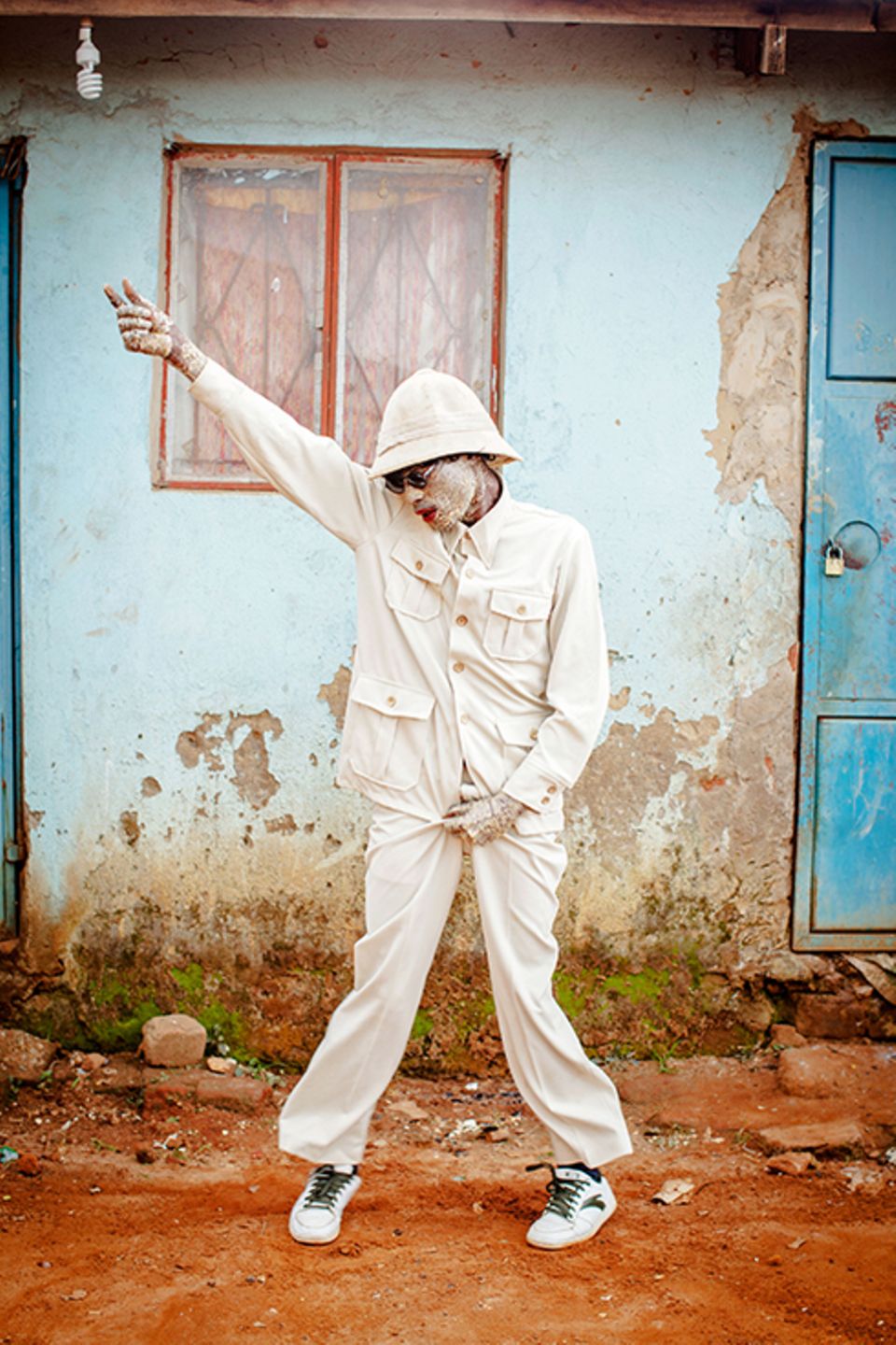 Zuhause: Für ein Musikvideo hat sich einer der Schauspieler als Michael Jackson verkleidet. Die Farbe im Gesicht ist aus Eiern und Mehl zusammengekleistert
