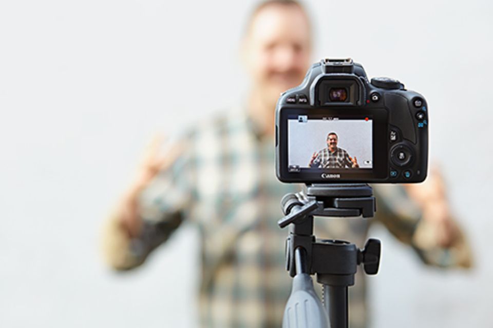 Politik: Kleines Budget, große Wirkung: Mit dieser Kamera nimmt Dominic Schmitz seine Anti-Hass-Videos auf. Politik: Kleines Budget, große Wirkung: Mit dieser Kamera nimmt Dominic Schmitz seine Anti-Hass-Videos auf.