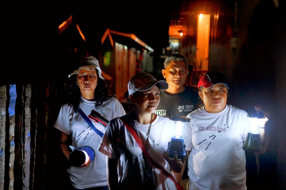 Freizeit: Sarah Tablatin (ganz links) geht mit ihren Mitstreiterinnen auf Patrouille durch ihr Viertel, um Gewalt zu verhindern.