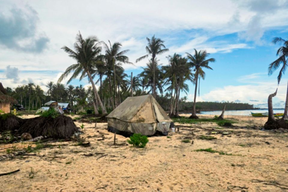 Freizeit: Obdach: ein einzelnes Notzelt am Strand der Stadt Hernani in Ost-Samar.