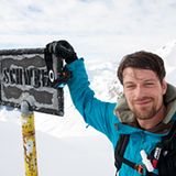 Erschöpft und glücklich: Freeski-Einsteiger Lars nach dem Aufstieg zum St.-Antönier-Joch.