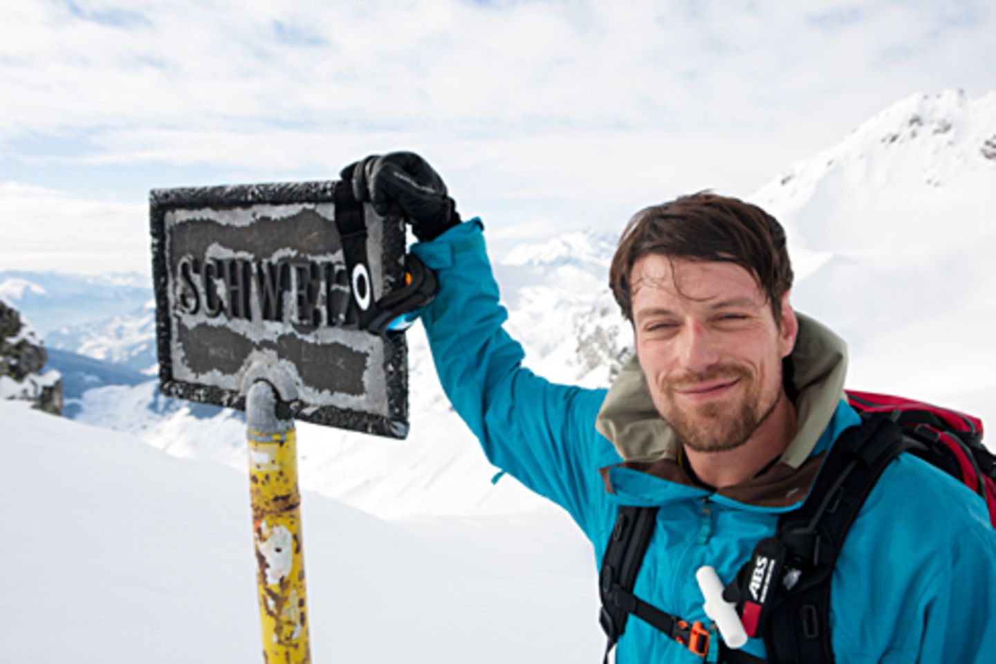 Erschöpft und glücklich: Freeski-Einsteiger Lars nach dem Aufstieg zum St.-Antönier-Joch.