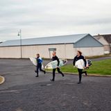 Die Studenten Steven, Adam, Kyle frieren bei fünf Grad so sehr, um im Stehen nach den Wellen zu schauen. Sie joggen lieber.