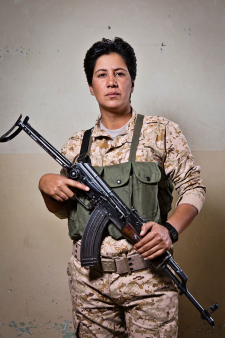 Politik: Sheyma Muheddin posiert mit ihrer AK47 – einer Kalaschnikow.