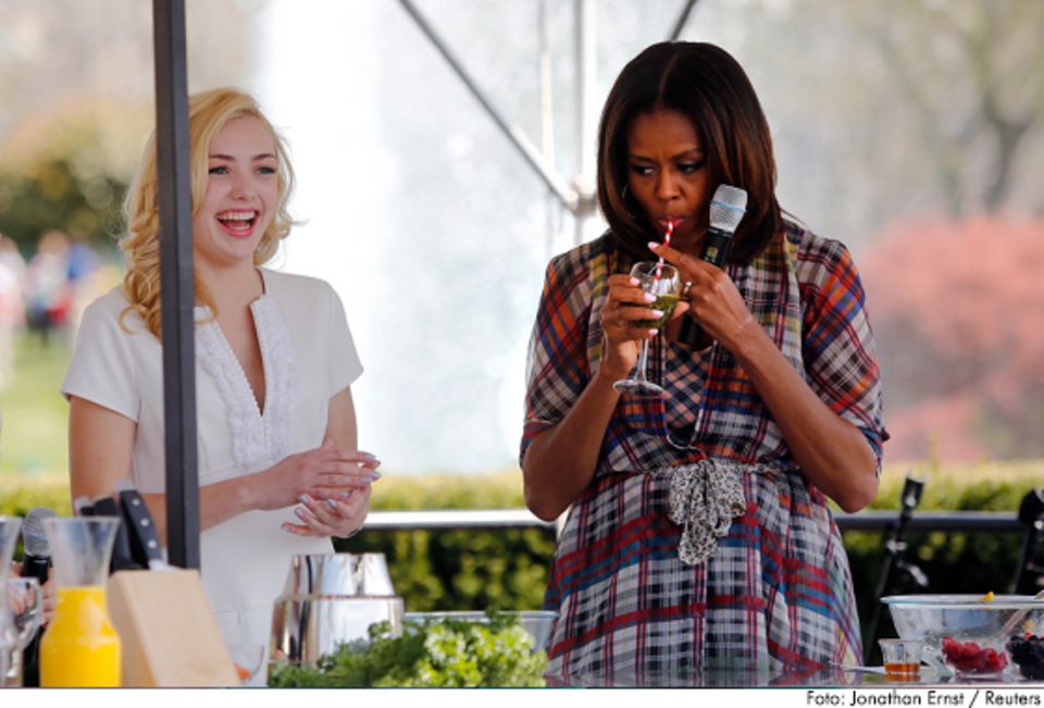 Freizeit: Michelle Obama schlürft einen Grünkohl-Shake.