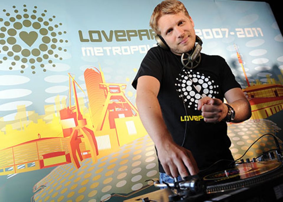 Freizeit: Während Politiker mit diesen Aktionen wohl eher auf Wählerstimmen aus sind, sackt Oli Pocher lieber Geld ein: Für ein zweistündiges DJ-Set kassiert er bis zu 10 000 Euro. Freizeit: Während Politiker mit diesen Aktionen wohl eher auf Wählerstimmen aus sind, sackt Oli Pocher lieber Geld ein: Für ein zweistündiges DJ-Set kassiert er bis zu 10 000 Euro.