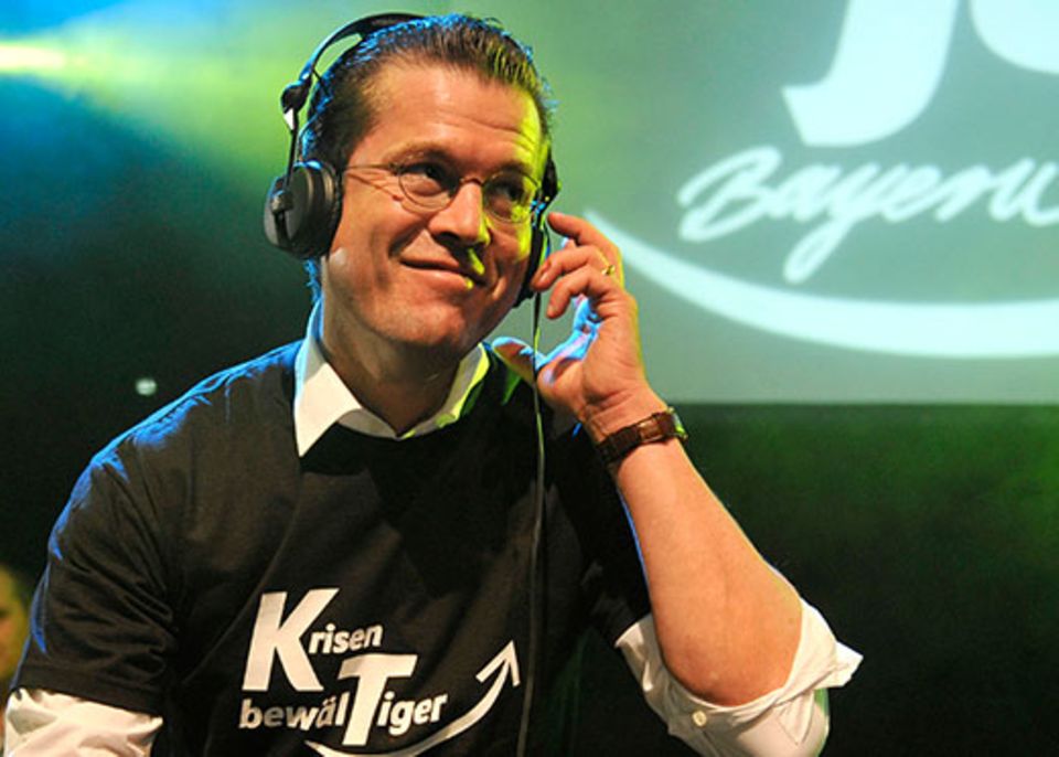 Freizeit: Karl Theodor zu Guttenberg kennt sich, wie wir seit der Plagiatsaffäre wissen, mit Sampling und Remixen bestens aus. Auf seiner Playliste stehen unter anderem Bryan Adams und AC/DC (einfach nur wow: das Shirt und der Begriff Krisenbewäl-Tiger) Freizeit: Karl Theodor zu Guttenberg kennt sich, wie wir seit der Plagiatsaffäre wissen, mit Sampling und Remixen bestens aus. Auf seiner Playliste stehen unter anderem Bryan Adams und AC/DC (einfach nur wow: das Shirt und der Begriff Krisenbewäl-Tiger)