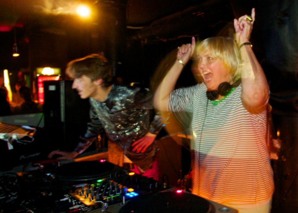 Freizeit: In einer Stuttgarter Bar legte Ex-Grüne-Chefin Claudia Roth Hits wie »I am what I am« von Gloria Gaynor oder »Rote Lippen soll man küssen« von Cliff Richard auf (als ehemalige Tourmanagerin von Rio Reiser hat sie allerdings ein bisschen Credibility). Freizeit: In einer Stuttgarter Bar legte Ex-Grüne-Chefin Claudia Roth Hits wie »I am what I am« von Gloria Gaynor oder »Rote Lippen soll man küssen« von Cliff Richard auf (als ehemalige Tourmanagerin von Rio Reiser hat sie allerdings ein bisschen Credibility).