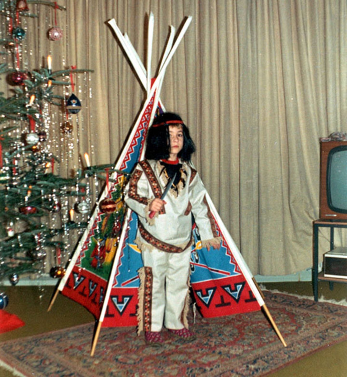 Freizeit: NEON-Bildredakteur Jakob Feigl Ende der Sechziger als Indianer vor seinem Tipi…