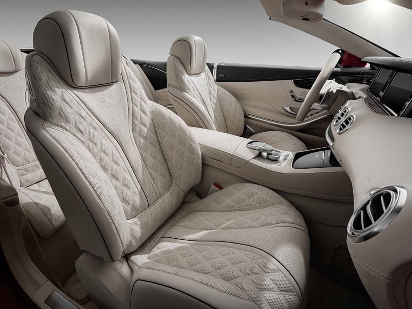 Das bekannt exklusive Interieur des Mercedes Maybach S 650 Cabrio