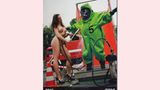 Spritzengirls: Im Kalender der Feuerwehr Hof sind nicht nur feurige Models zu sehen, sondern auch Fotos echter Unfälle