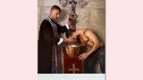 Hosianna: Junge Männer in Kirchenkostümen