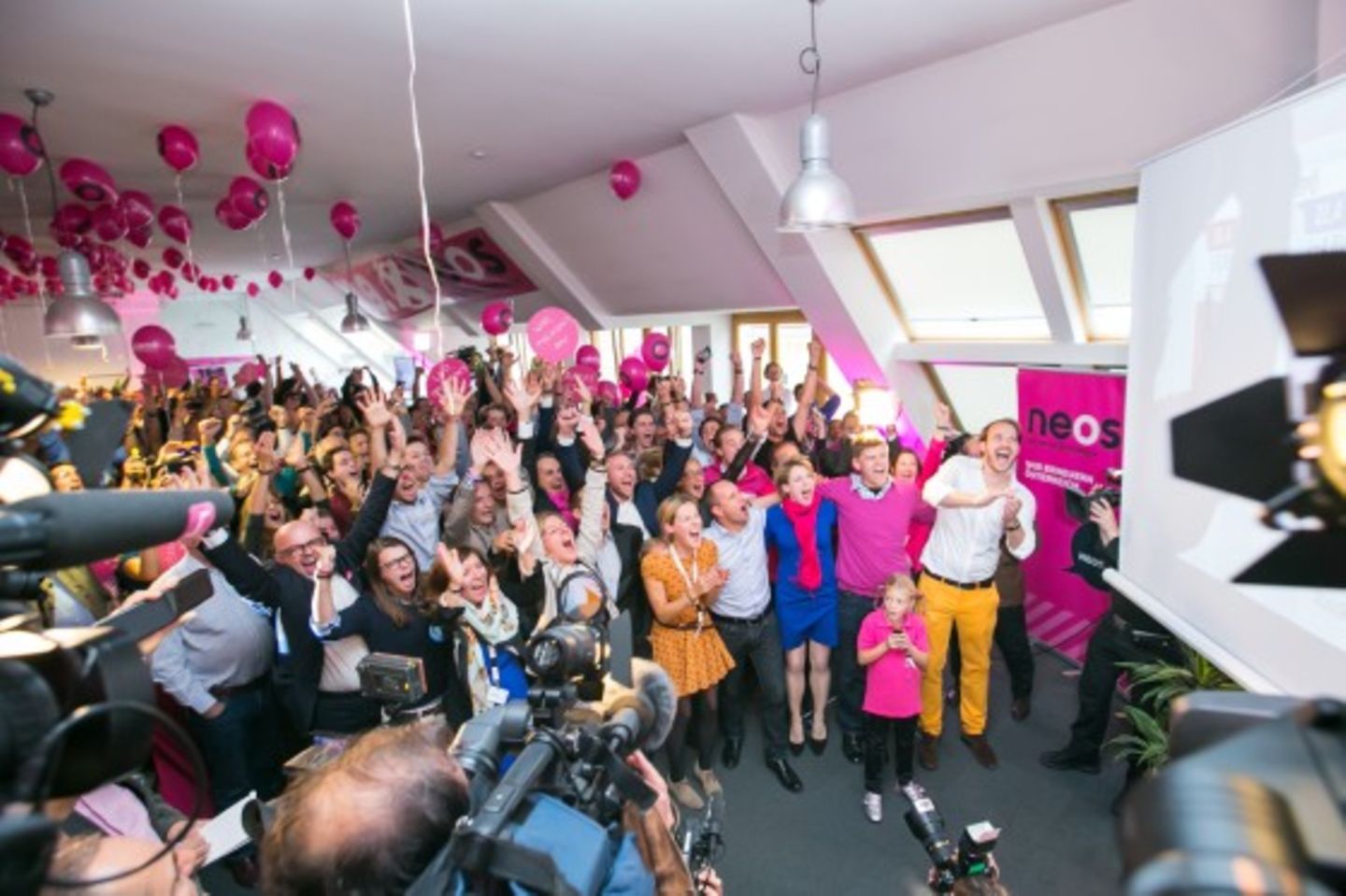 Politik: Die neue österreichische Partei NEOS feiert ihren Wahlerfolg. (Foto: Nicole Heiling)