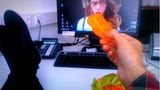 »Das ist mein SAD DESK LUNCH. Mittags alleine, zumindestens fast. (Bei der Wahl meiner Mittagspartner bin ich jedenfalls kreativer als beim Essen)« (Nikki)