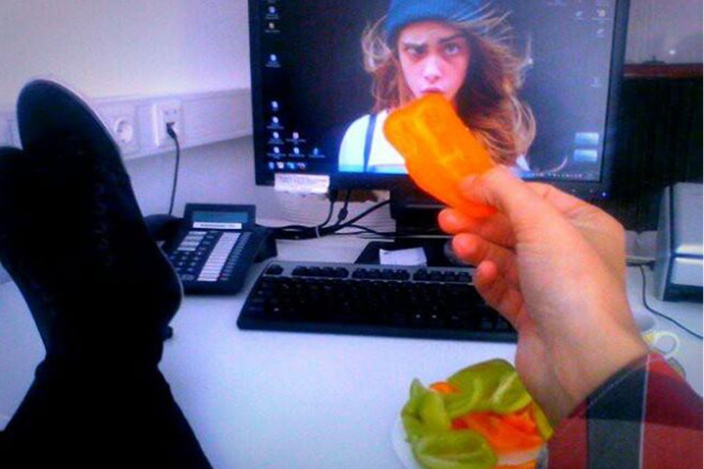 »Das ist mein SAD DESK LUNCH. Mittags alleine, zumindestens fast. (Bei der Wahl meiner Mittagspartner bin ich jedenfalls kreativer als beim Essen)« (Nikki)