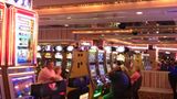 Im Casino: Wie schön wäre es, wenn die Leute an den Automaten ihr Geld gleich verbrennen würden. Dann wäre es hier wenigstens nicht so scheißkalt – Indoor-Winter dank Klimaanlage. Die Maschinen blinken, klackern, dudeln fröhlich vor sich hin. Die Menschen? Haben starre Mienen und leere Blicke.