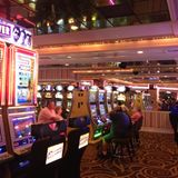 Im Casino: Wie schön wäre es, wenn die Leute an den Automaten ihr Geld gleich verbrennen würden. Dann wäre es hier wenigstens nicht so scheißkalt – Indoor-Winter dank Klimaanlage. Die Maschinen blinken, klackern, dudeln fröhlich vor sich hin. Die Menschen? Haben starre Mienen und leere Blicke.