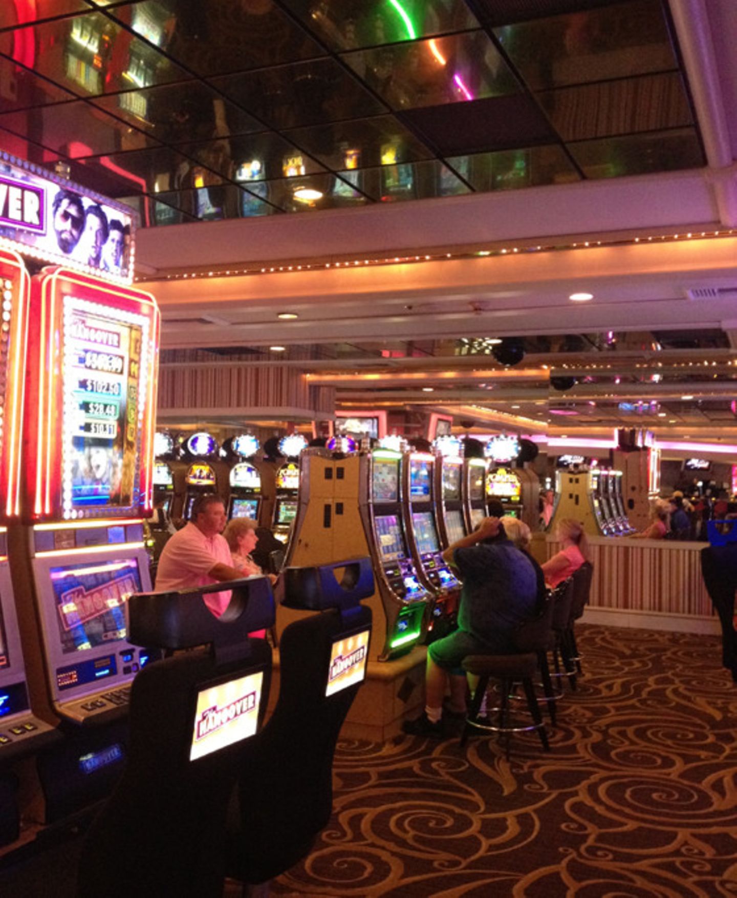 Im Casino: Wie schön wäre es, wenn die Leute an den Automaten ihr Geld gleich verbrennen würden. Dann wäre es hier wenigstens nicht so scheißkalt – Indoor-Winter dank Klimaanlage. Die Maschinen blinken, klackern, dudeln fröhlich vor sich hin. Die Menschen? Haben starre Mienen und leere Blicke. Im Casino: Wie schön wäre es, wenn die Leute an den Automaten ihr Geld gleich verbrennen würden. Dann wäre es hier wenigstens nicht so scheißkalt – Indoor-Winter dank Klimaanlage. Die Maschinen blinken, klackern, dudeln fröhlich vor sich hin. Die Menschen? Haben starre Mienen und leere Blicke.