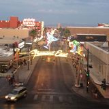 Fremont East: Zum ersten Mal habe ich das Gefühl, dass Las Vegas auch schöne Seiten haben könnte. In Downtown ist weit und breit keine Slot Machine zu sehen. Dafür strahlt der Himmel hellblau und aus der Wüste weht ein leichter Wind. Es riecht nach Grillfleisch.