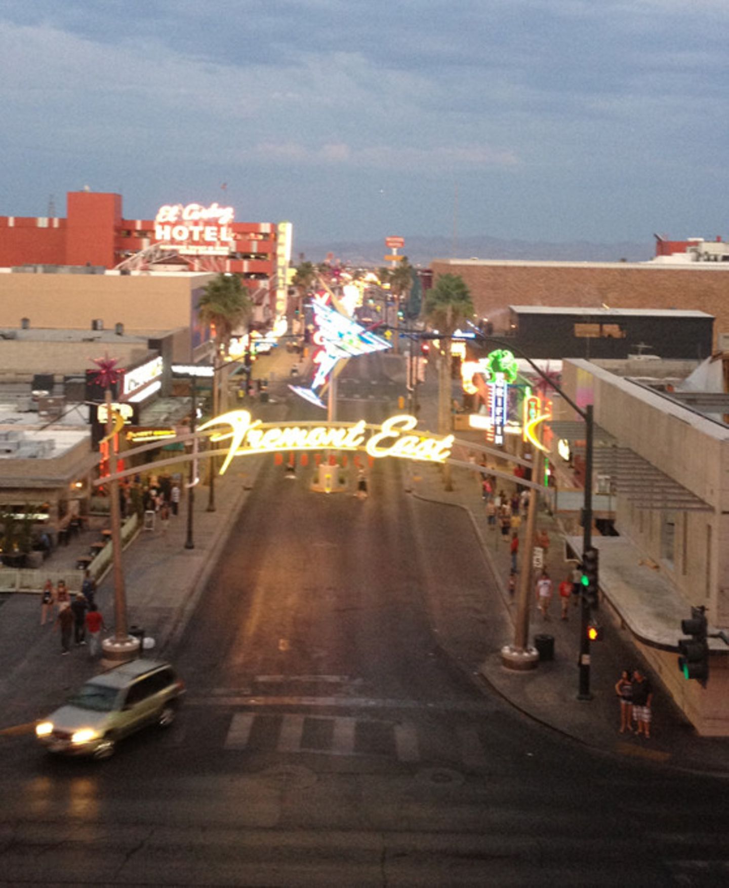 Fremont East: Zum ersten Mal habe ich das Gefühl, dass Las Vegas auch schöne Seiten haben könnte. In Downtown ist weit und breit keine Slot Machine zu sehen. Dafür strahlt der Himmel hellblau und aus der Wüste weht ein leichter Wind. Es riecht nach Grillfleisch.