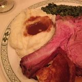 Ein Klischee ist nur dann ein Klischee, wenn es nicht zutrifft. Hier passt alles: Das größte und beste Steak, das ich je gegessen habe, gibt es im Lawrys Steakhouse auf dem Howard Hughes Parkway. Megasatt. Langsam mit der Stadt versöhnt.