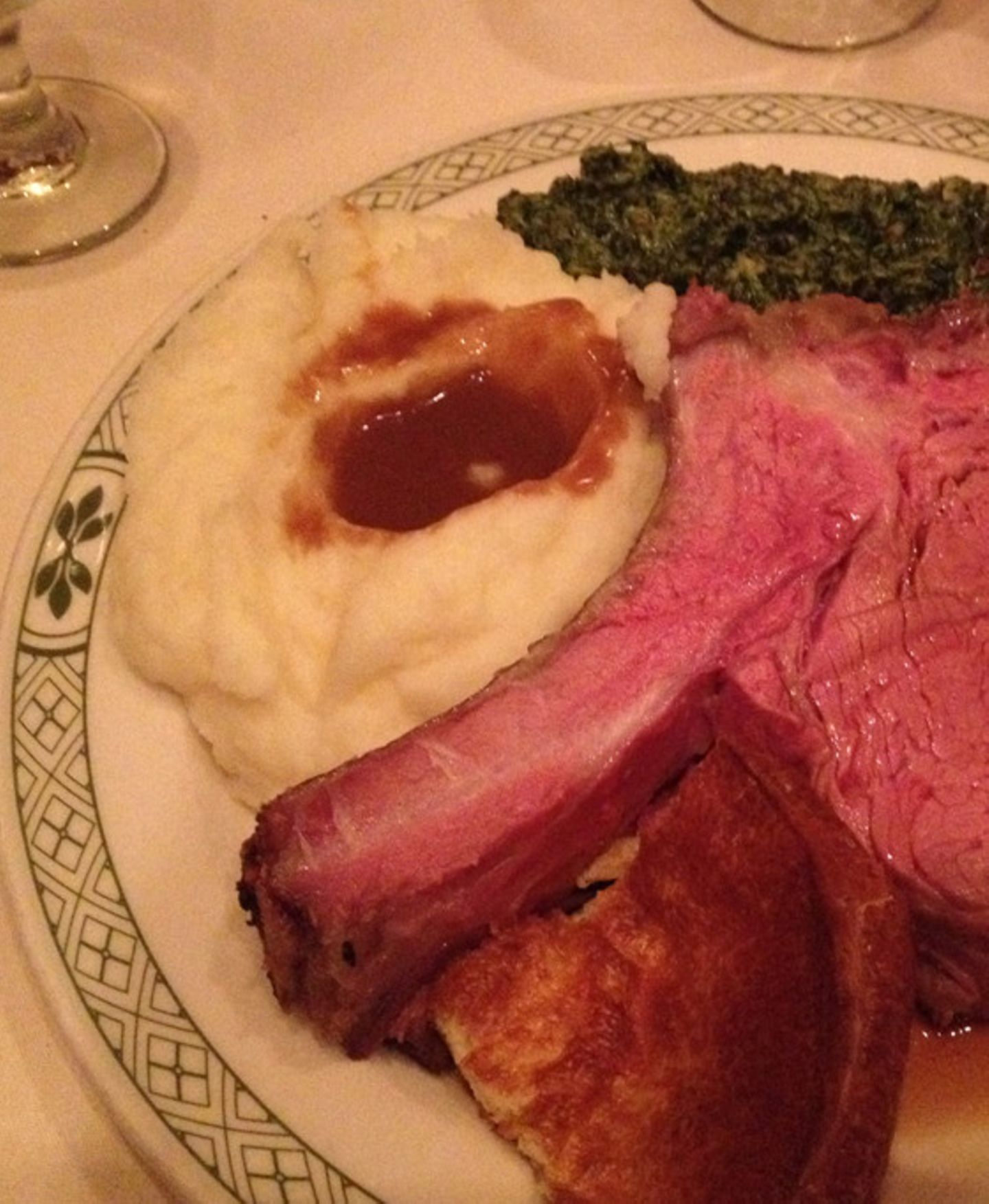 Ein Klischee ist nur dann ein Klischee, wenn es nicht zutrifft. Hier passt alles: Das größte und beste Steak, das ich je gegessen habe, gibt es im Lawrys Steakhouse auf dem Howard Hughes Parkway. Megasatt. Langsam mit der Stadt versöhnt.