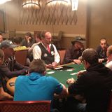 Das erste Pokerturnier der World Series im Rio-Casino beginnt. Die Spieler schieben zehntausende Dollar über den Tisch, lassen sich Fritten mit Chicken Wings servieren oder von stämmigen Mädels massieren. Der Mann mit dem schwarzen Hut sieht aus wie Vin Diesel und verliert eine Runde nach der anderen. Vielleicht, weil er sich so bemüht, wie ein Pokergenie aus einem Film auszusehen. Es ist, als würde man bei einem Autounfall zusehen. Nur besser.